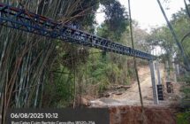 Imagem do trilho de ferro sustentando o tubo de esgoto em um vão de longa distância