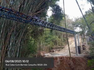 Imagem do trilho de ferro sustentando o tubo de esgoto em um vão de longa distância