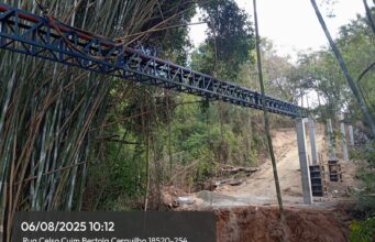 Imagem do trilho de ferro sustentando o tubo de esgoto em um vão de longa distância