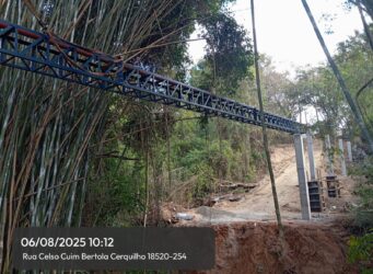 Imagem do trilho de ferro sustentando o tubo de esgoto em um vão de longa distância