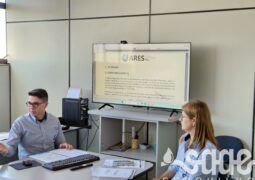 Representantes da ARES-PCJ explicando os dados da Resolução.